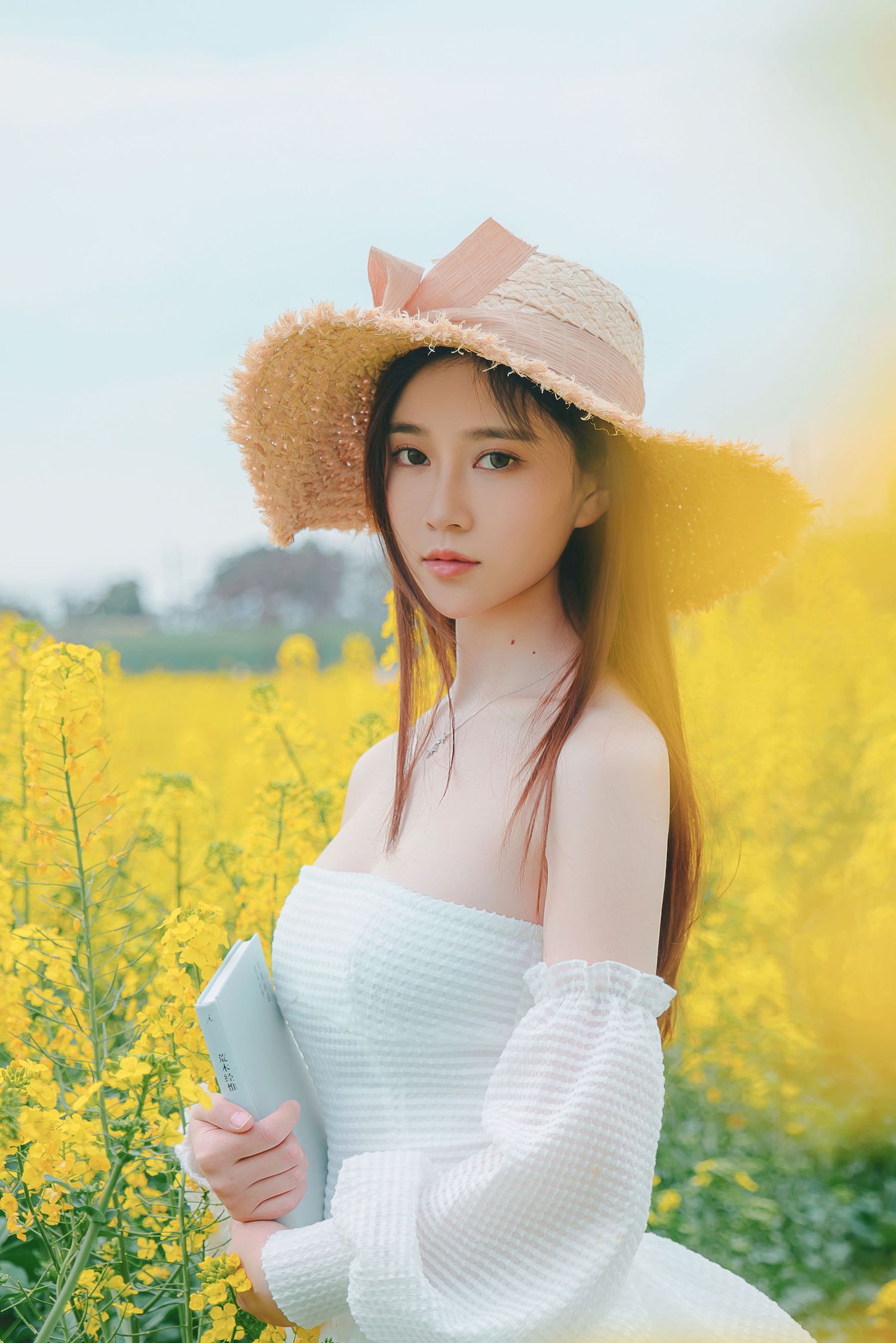 Nnian露肩白裙+戴着草帽户外写真