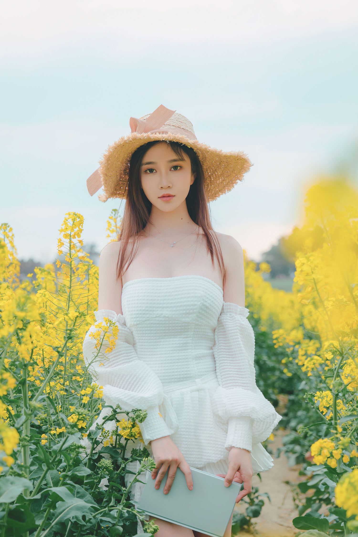 Nnian露肩白裙+戴着草帽户外写真