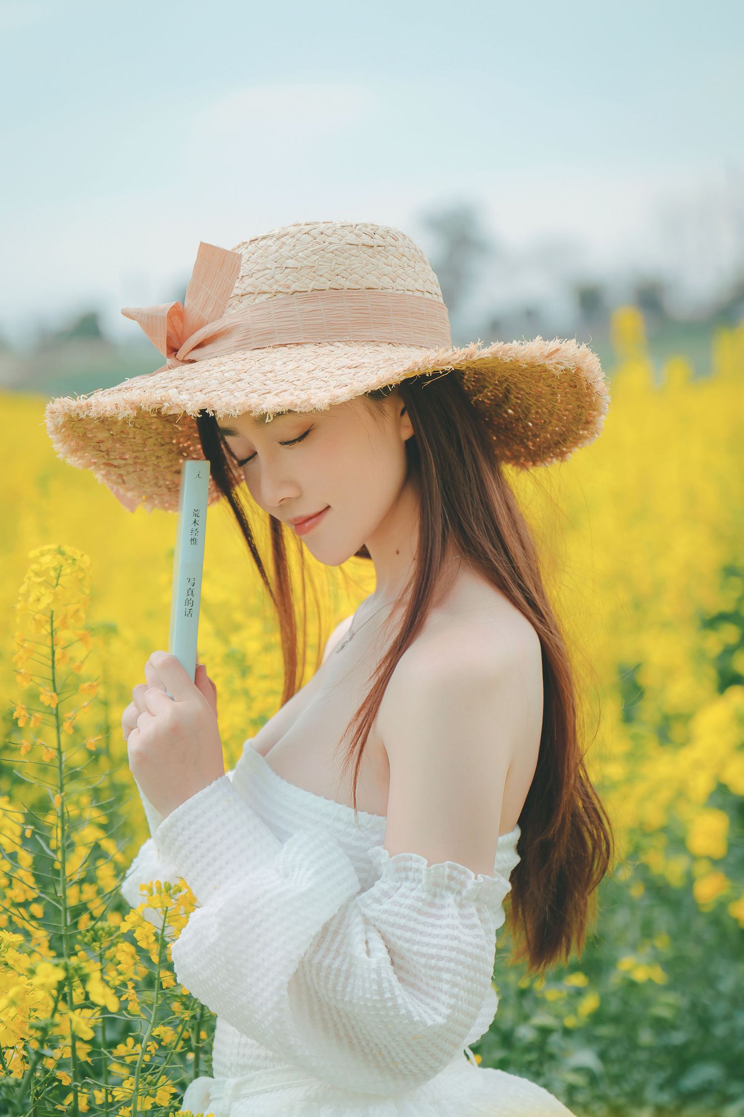 Nnian露肩白裙+戴着草帽户外写真
