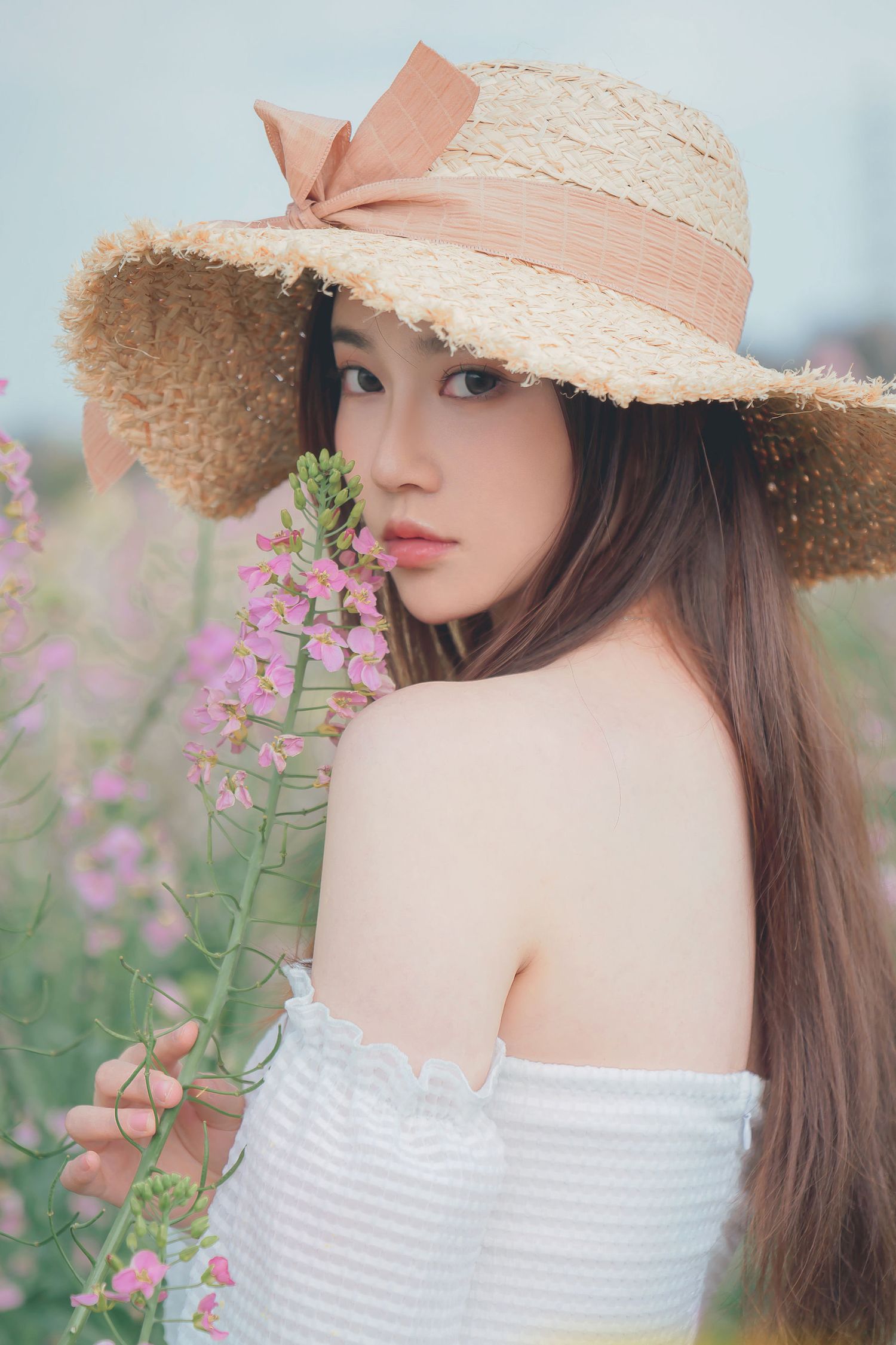 Nnian露肩白裙+戴着草帽户外写真