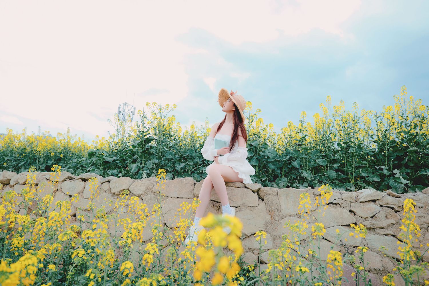 Nnian露肩白裙+戴着草帽户外写真