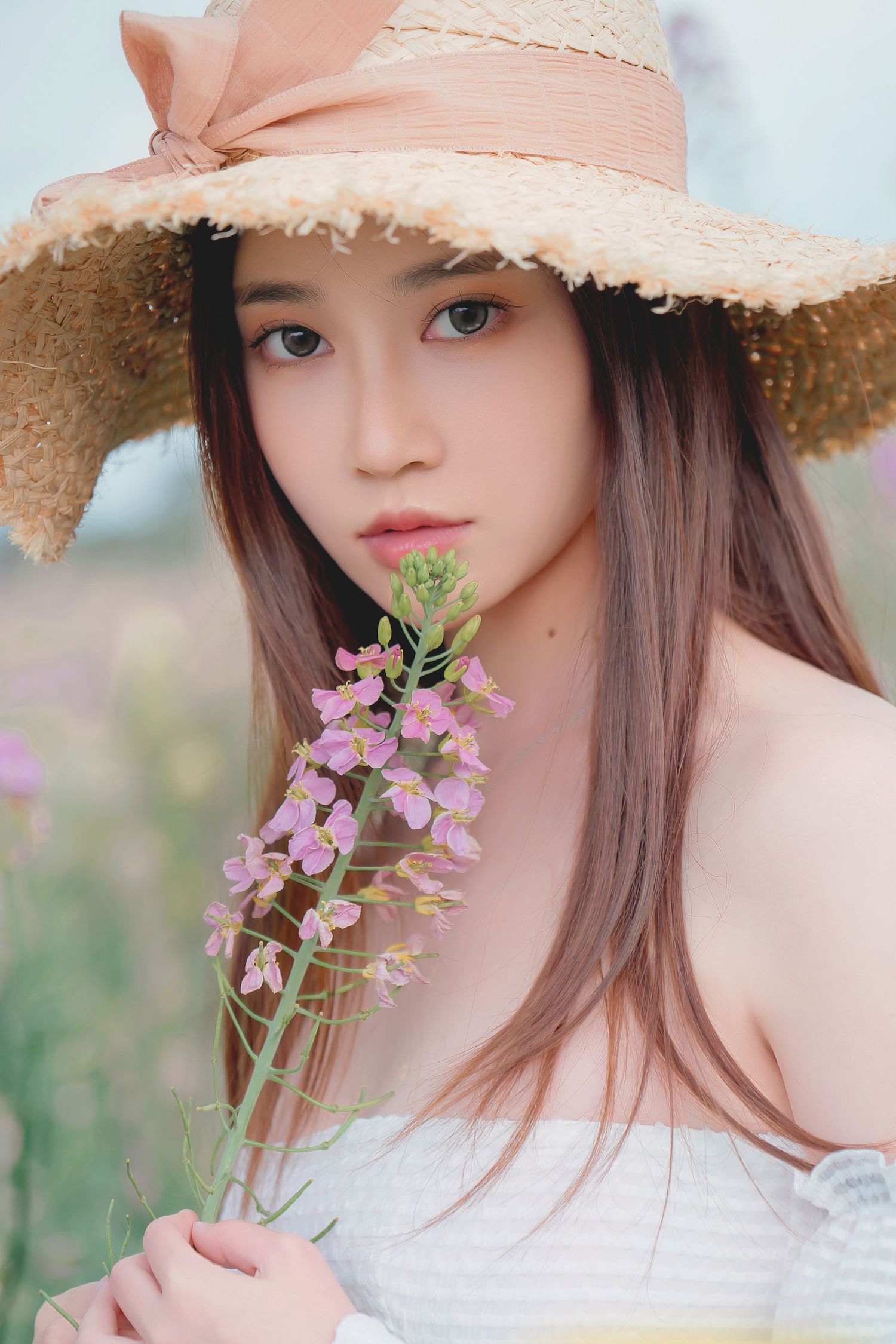 Nnian露肩白裙+戴着草帽户外写真