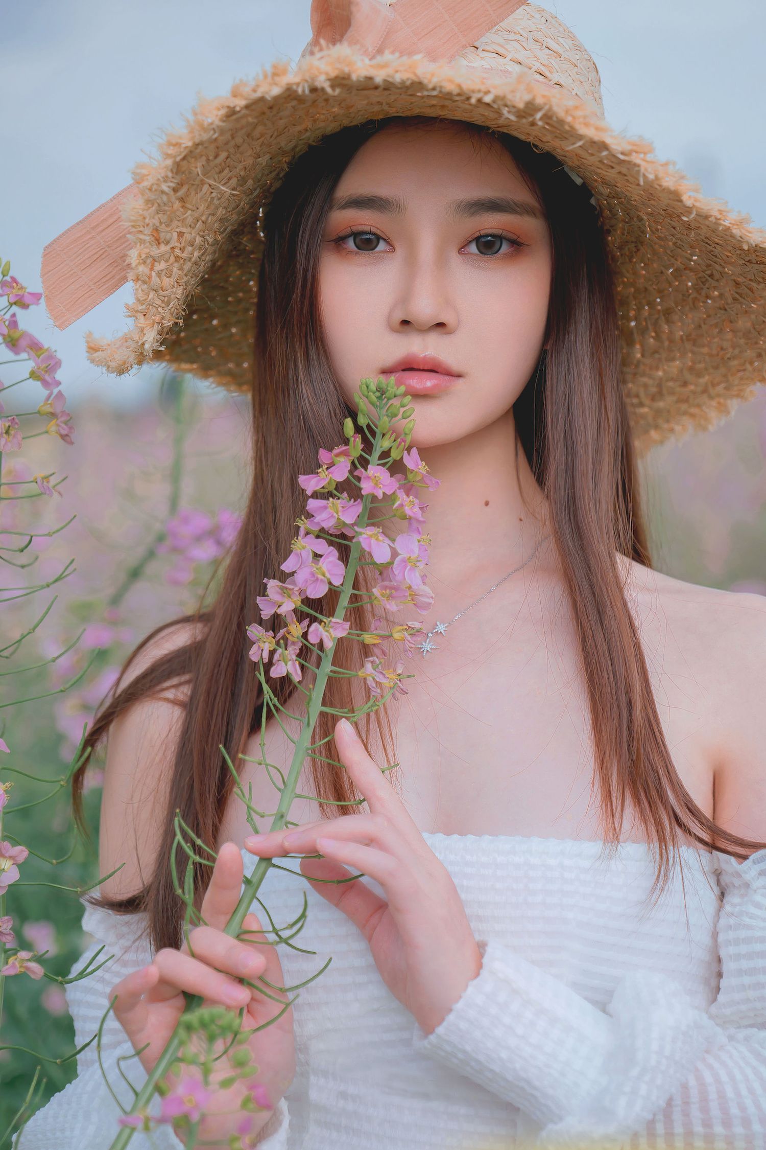 Nnian露肩白裙+戴着草帽户外写真
