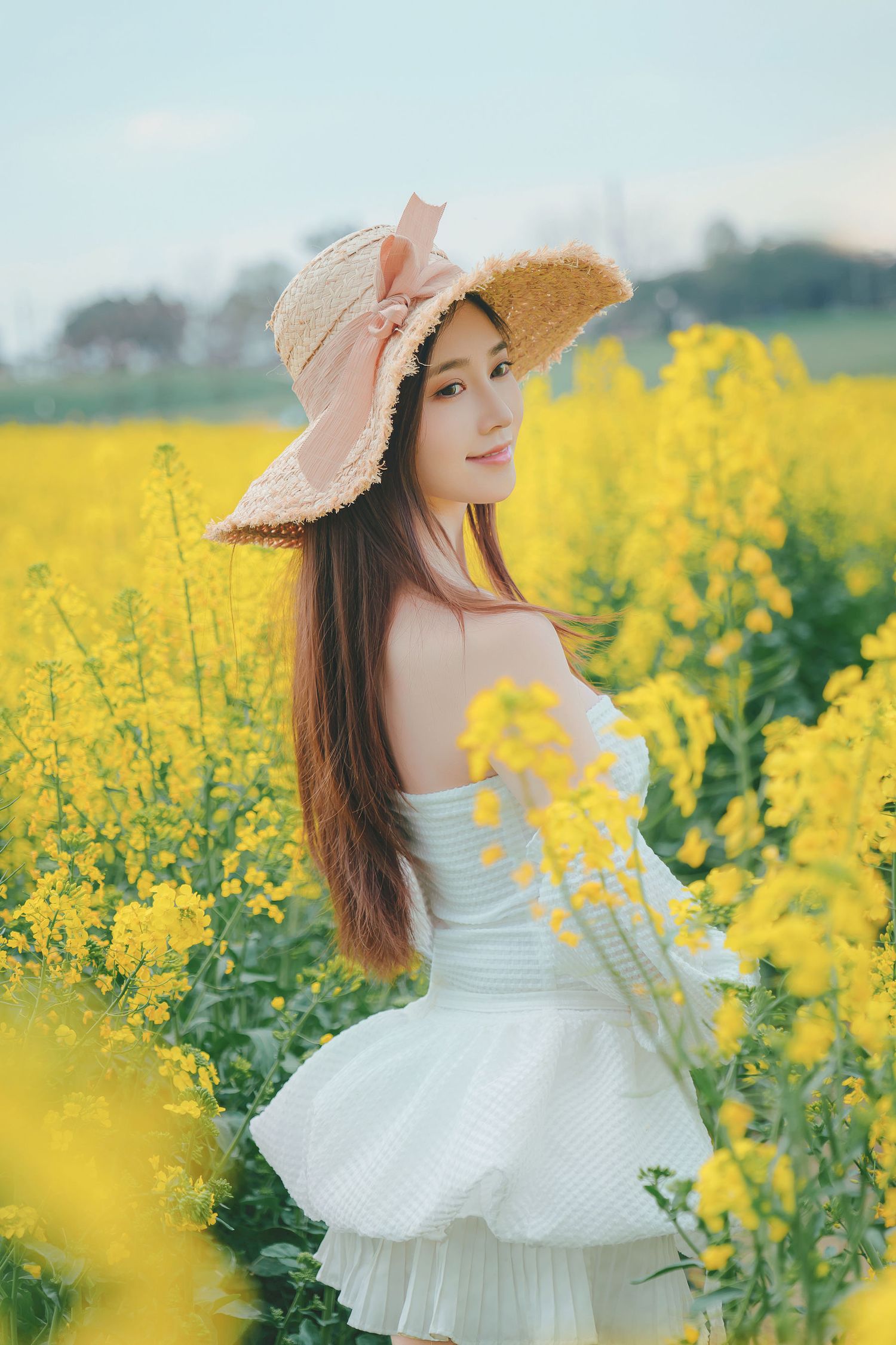 Nnian露肩白裙+戴着草帽户外写真