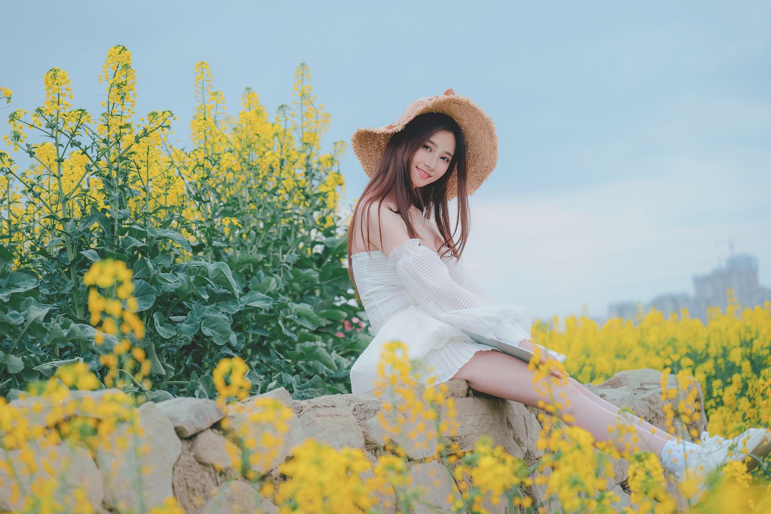 Nnian露肩白裙+戴着草帽户外写真