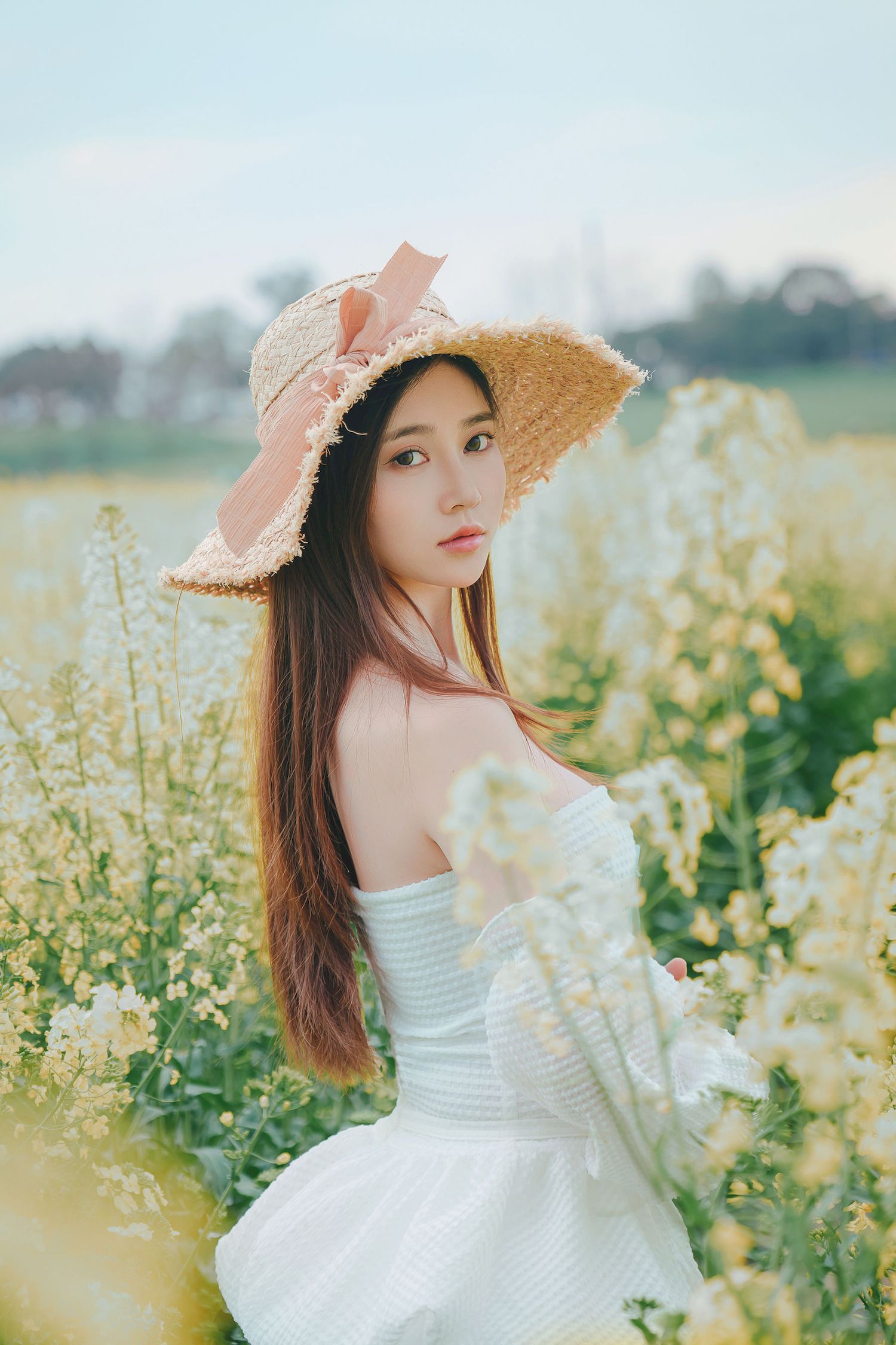 Nnian露肩白裙+戴着草帽户外写真