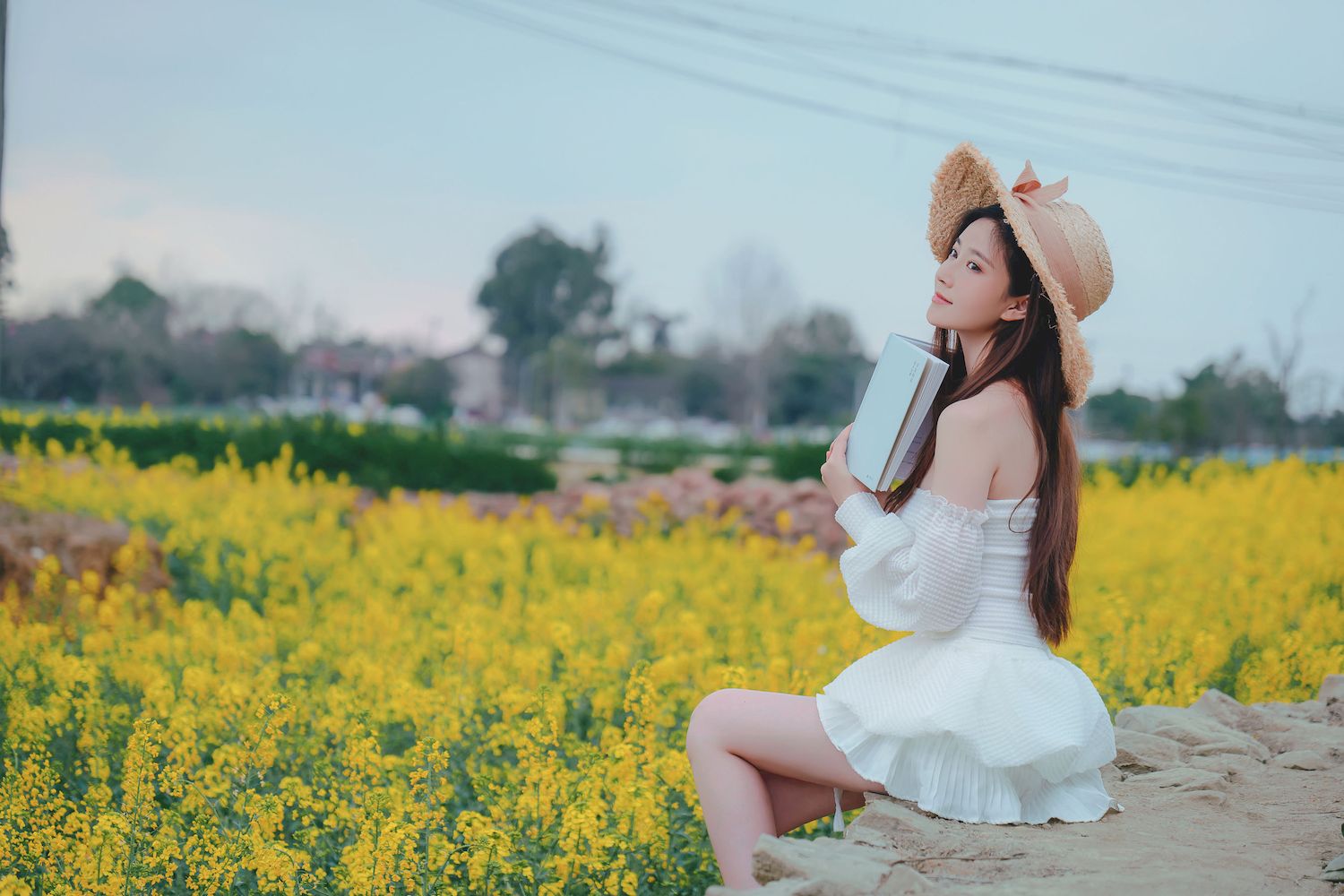 Nnian露肩白裙+戴着草帽户外写真
