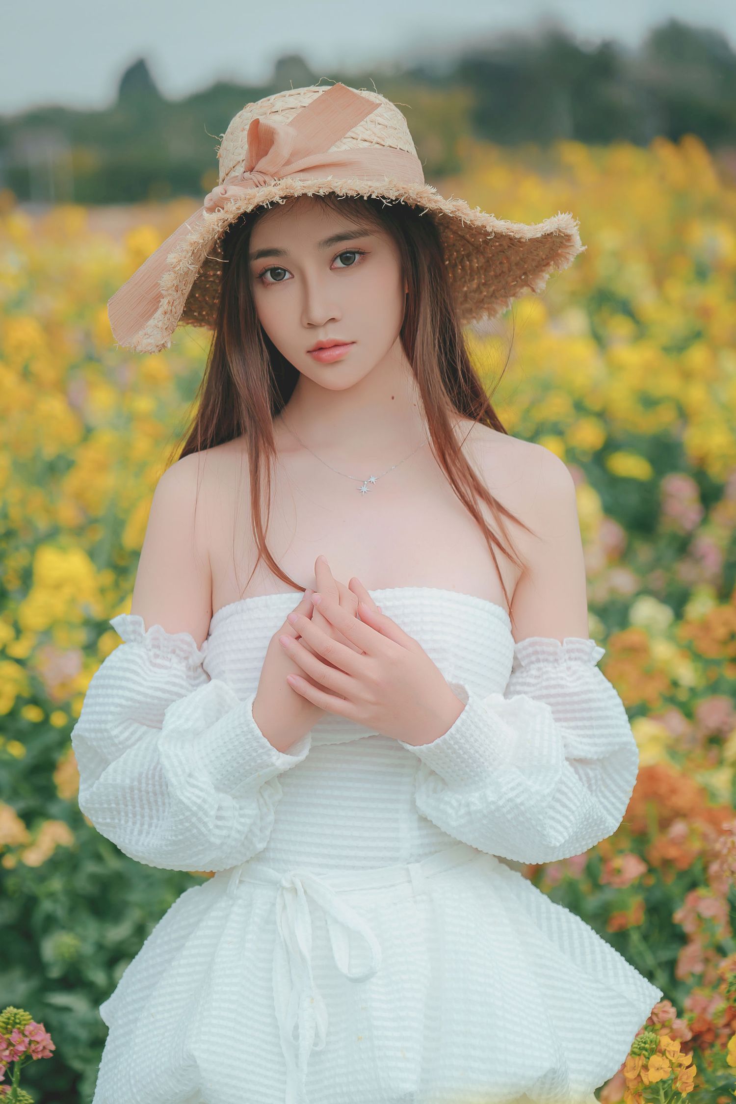 Nnian露肩白裙+戴着草帽户外写真