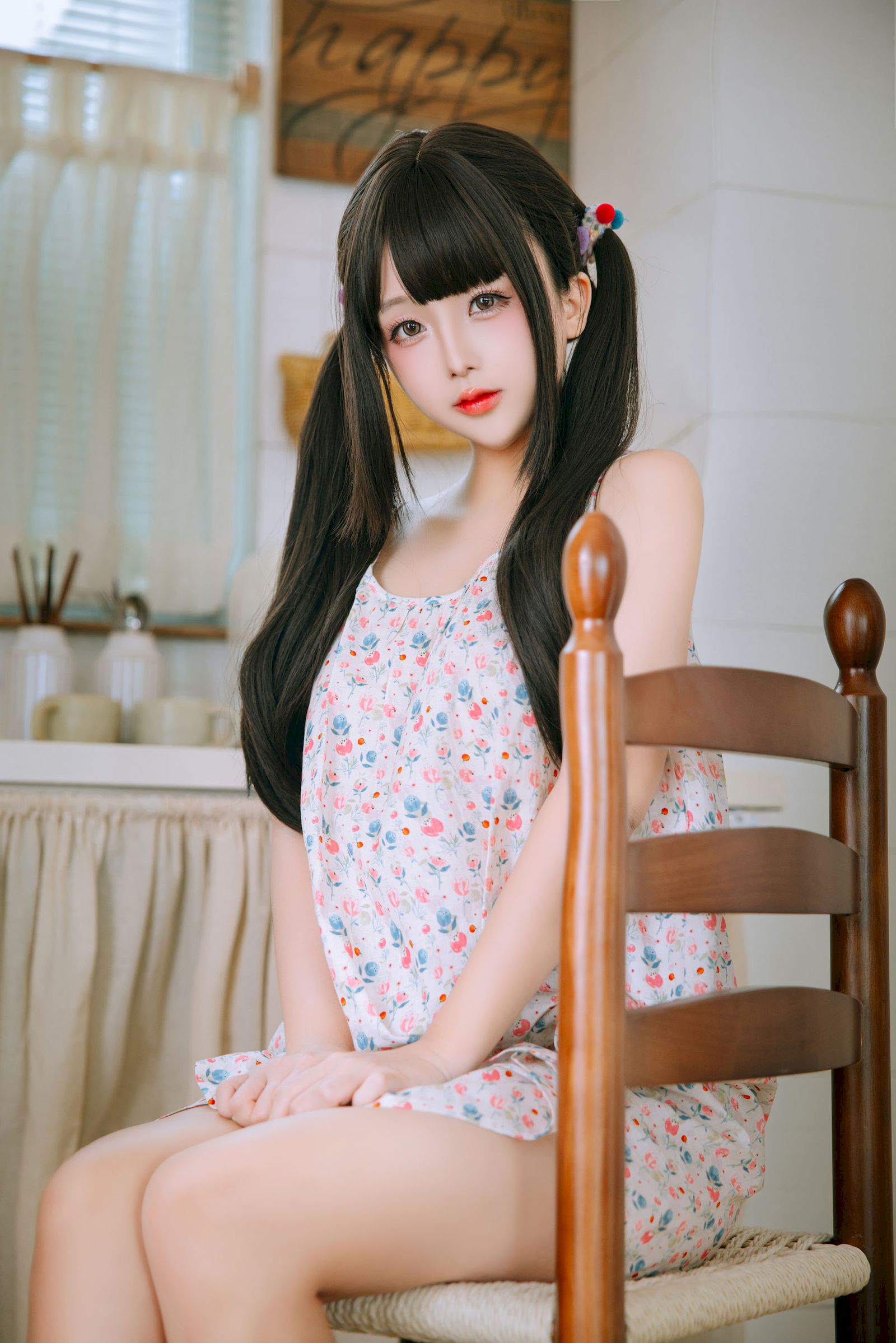日奈娇双马尾碎花吊裙青春甜美裙装美图