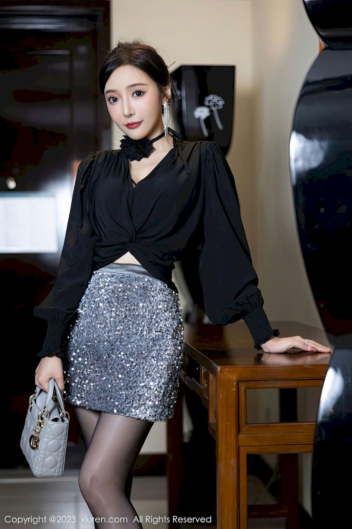图片[7]-[秀人XiuRen] No.6215 女神王馨瑶yanni – 黑丝上衣+银灰短裙写真-瞬颜部落