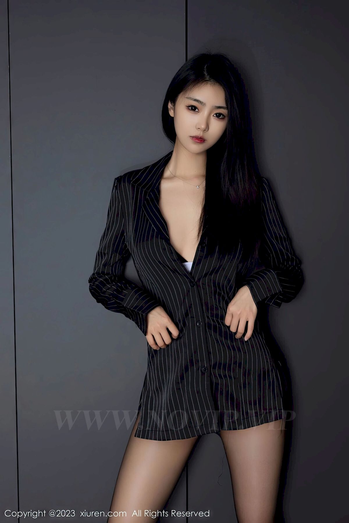 图片[4]-[秀人XiuRen] No.6677 模特可乐Vicky – 条纹上衣+魅惑黑丝性感写真-瞬颜部落