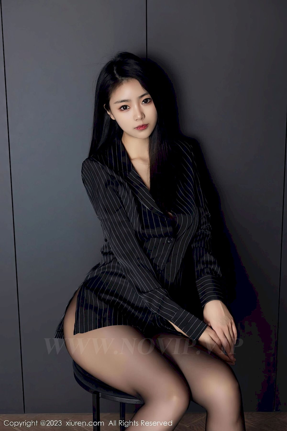 图片[6]-[秀人XiuRen] No.6677 模特可乐Vicky – 条纹上衣+魅惑黑丝性感写真-瞬颜部落